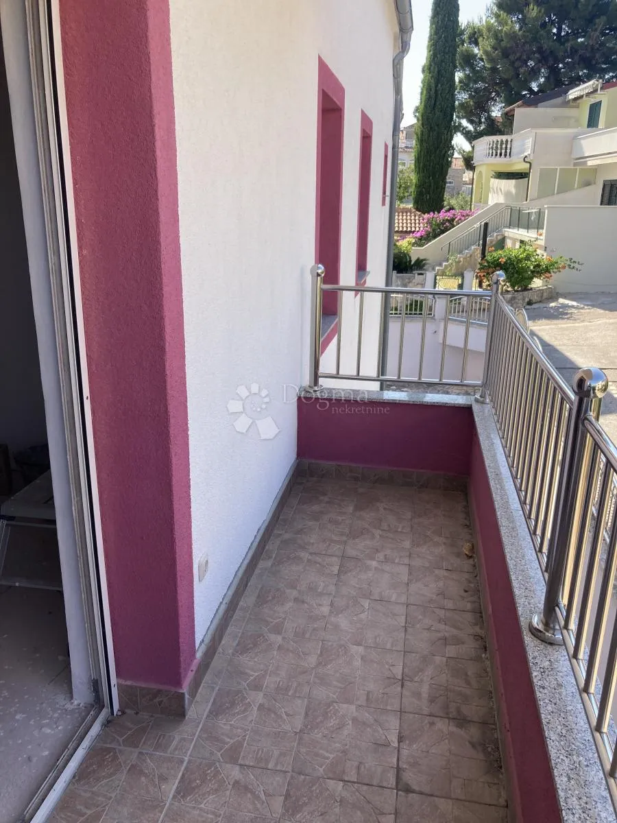 prilika - apartmanska kuća u pirovcu, 1. red do mora - slika 25
