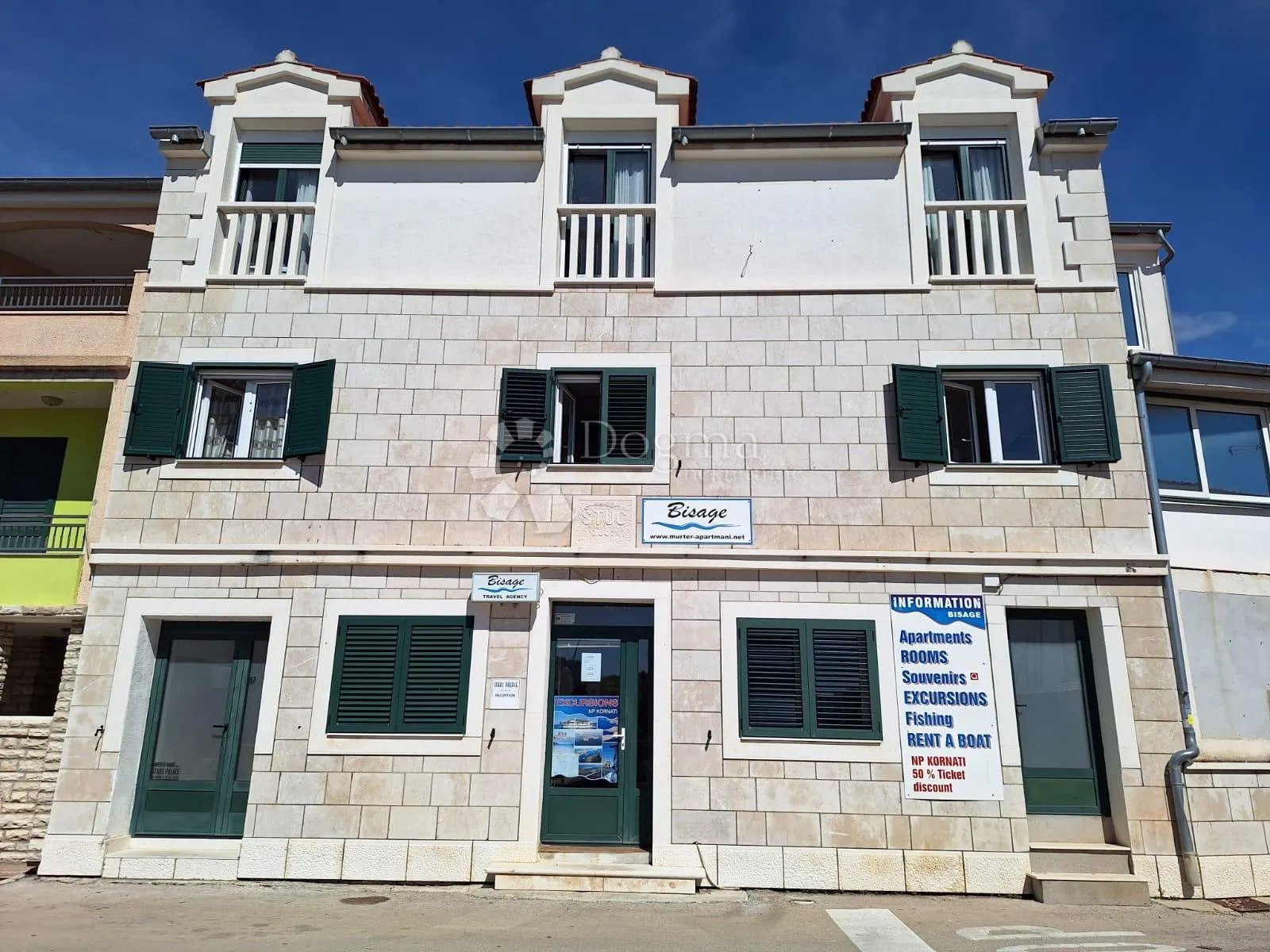 prostrana kuća u centru jezera, murter, 550 m2 - slika 1