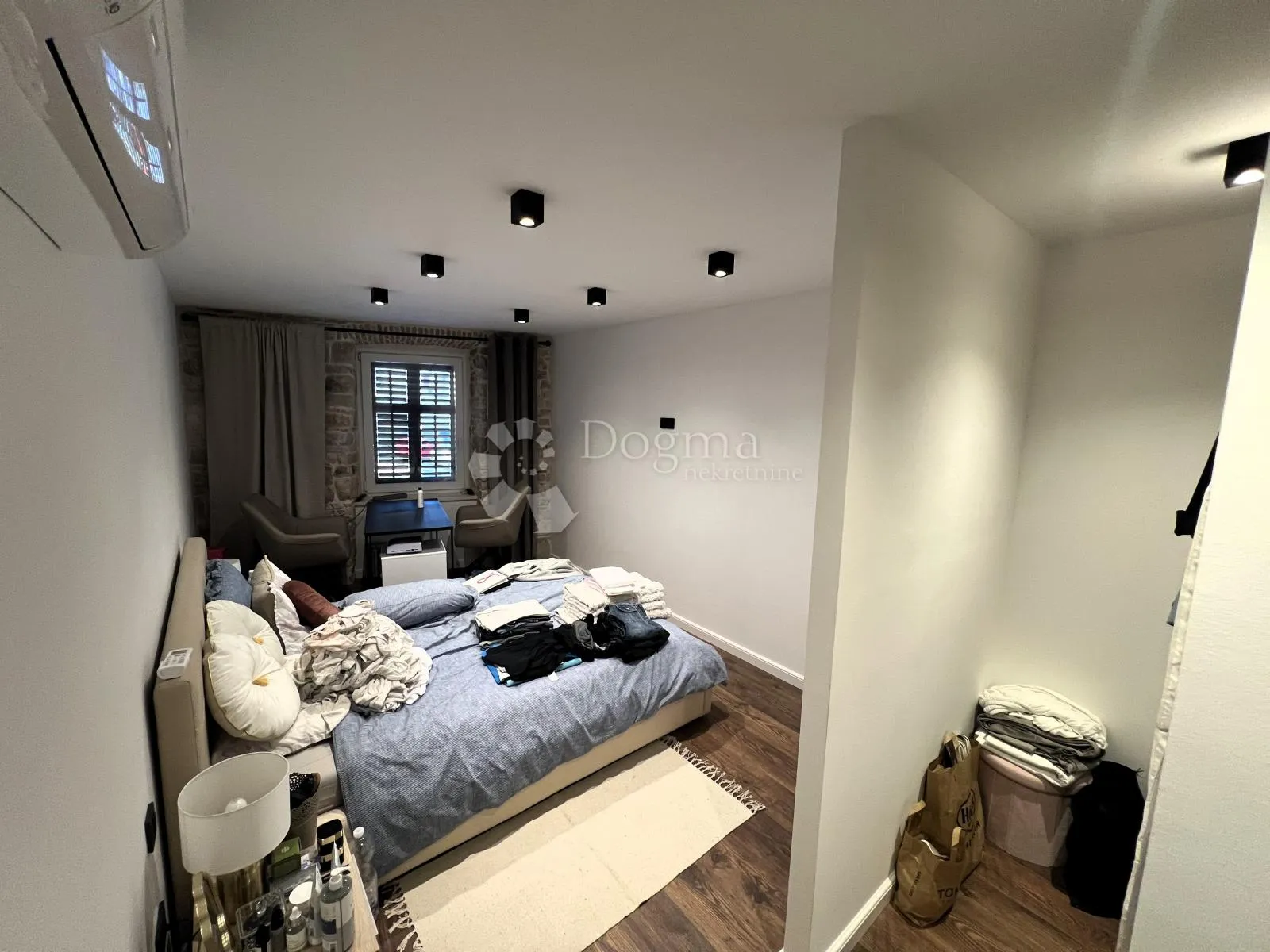 moderan dvoetažni stan nadomak centra i foruma - slika 8