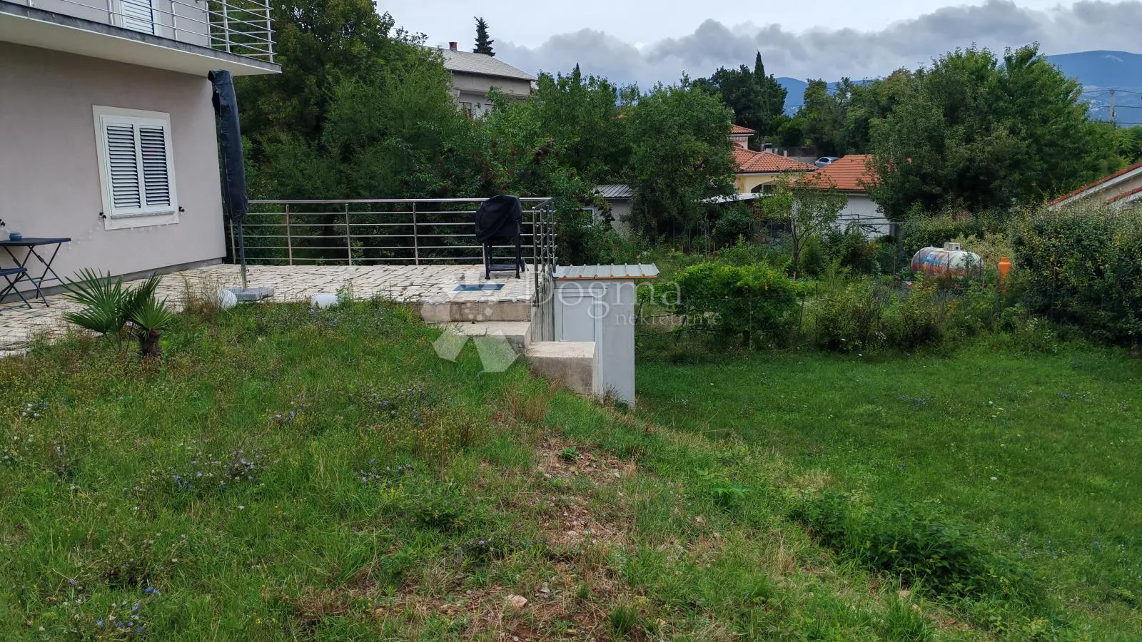 kuća sa tri zasebna stana - slika 2