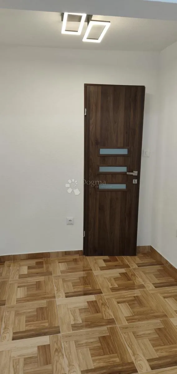 ekskluzivno! novouređen stan u centru solina – odmah useljiv! - slika 12