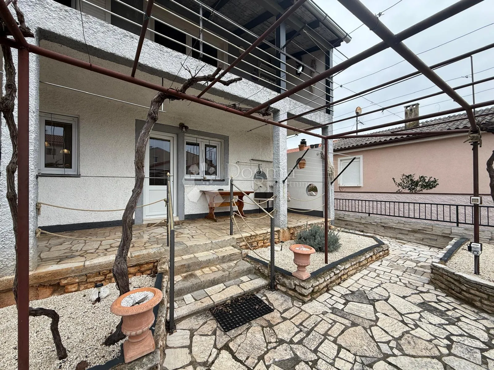 kuća s 2 stana - 300 m od mora - slika 2