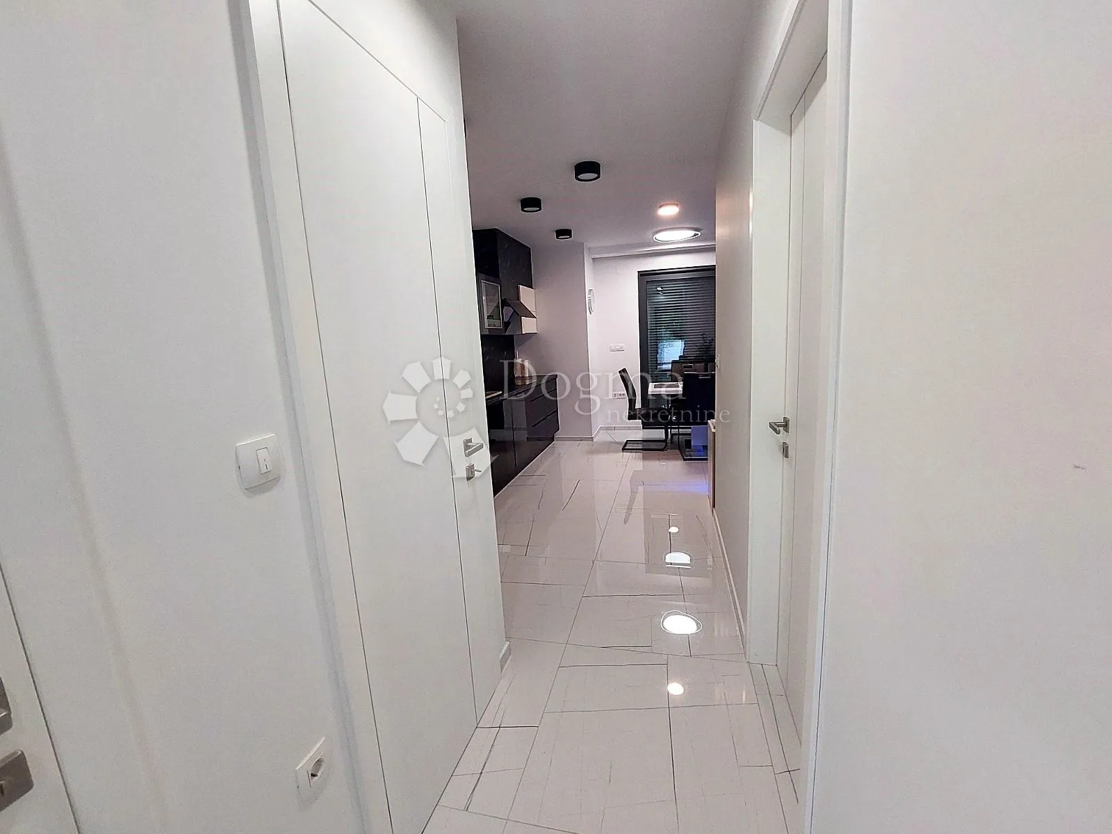 eksluzivan apartman u prizemlju sa bazenom, 70m od mora - slika 8