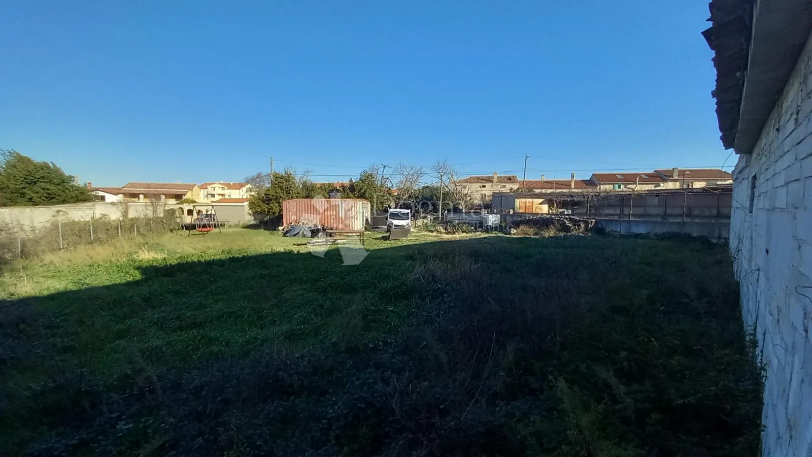 prostrano građevinsko zemljište s priključcima - blizu obale - slika 3