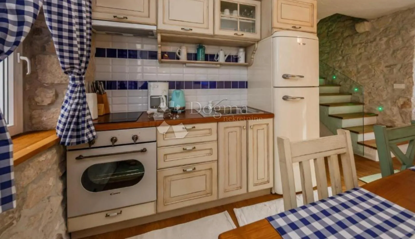 fantastičan dvoetažni stan u autentičnoj kamenoj kući - slika 5