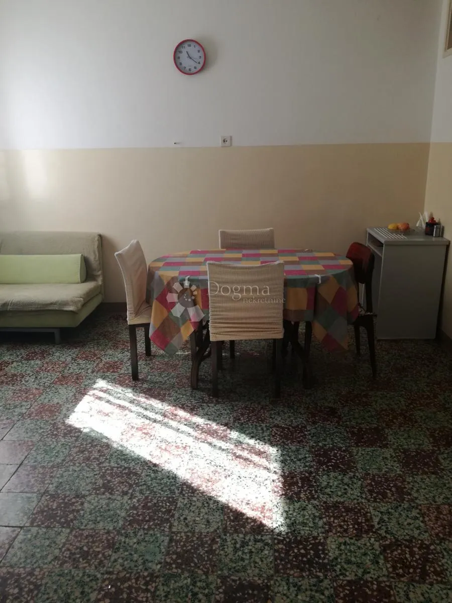 prodaje se prostran i sunčan stan u šibeniku - slika 7