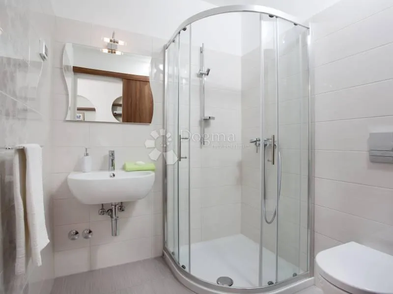 prekrasna villa s bazenom sa prostranom okućnicom od čak 4260m2 - slika 14