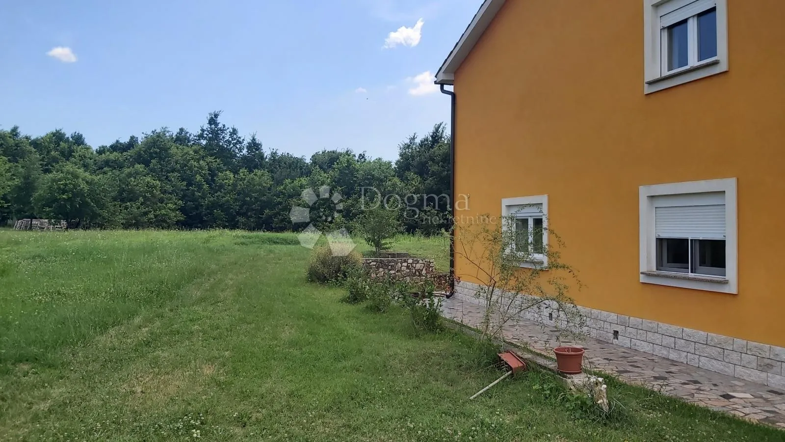 labin, prekrasna kuća u okolici labina s velikom okućnicom - slika 27