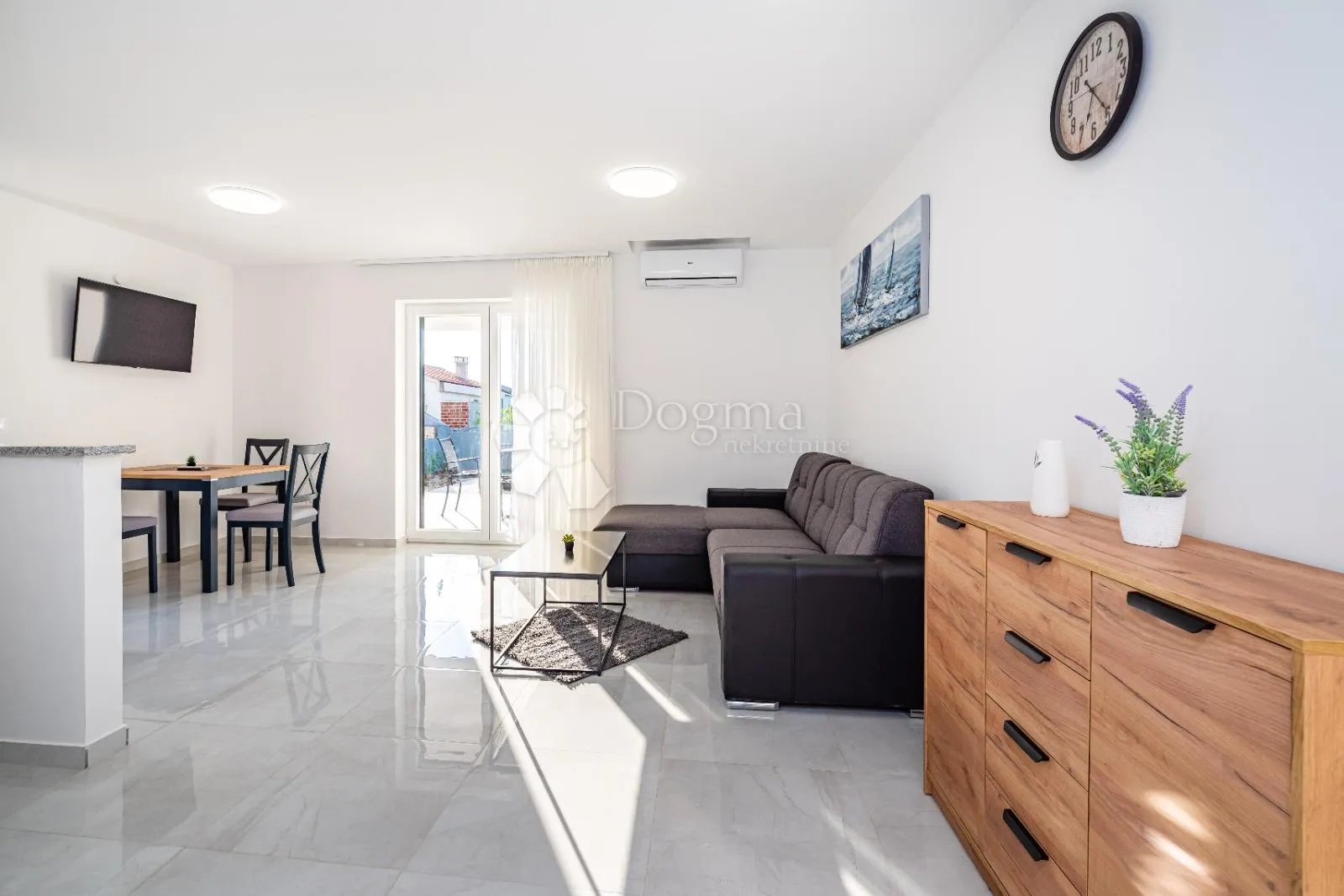 kuća s bazenom i pogledom na more – novigrad - slika 7