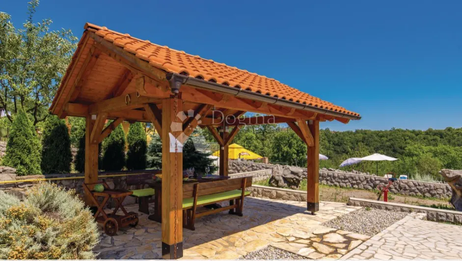 odlična kuća za investiciju i život - slika 24