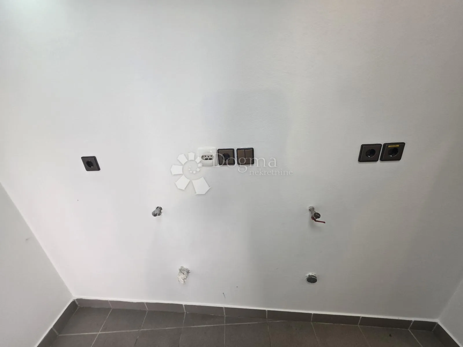 poslovni prostor / lokal za najam – centar zlatara, frekventna tranzitna lokacija - slika 8