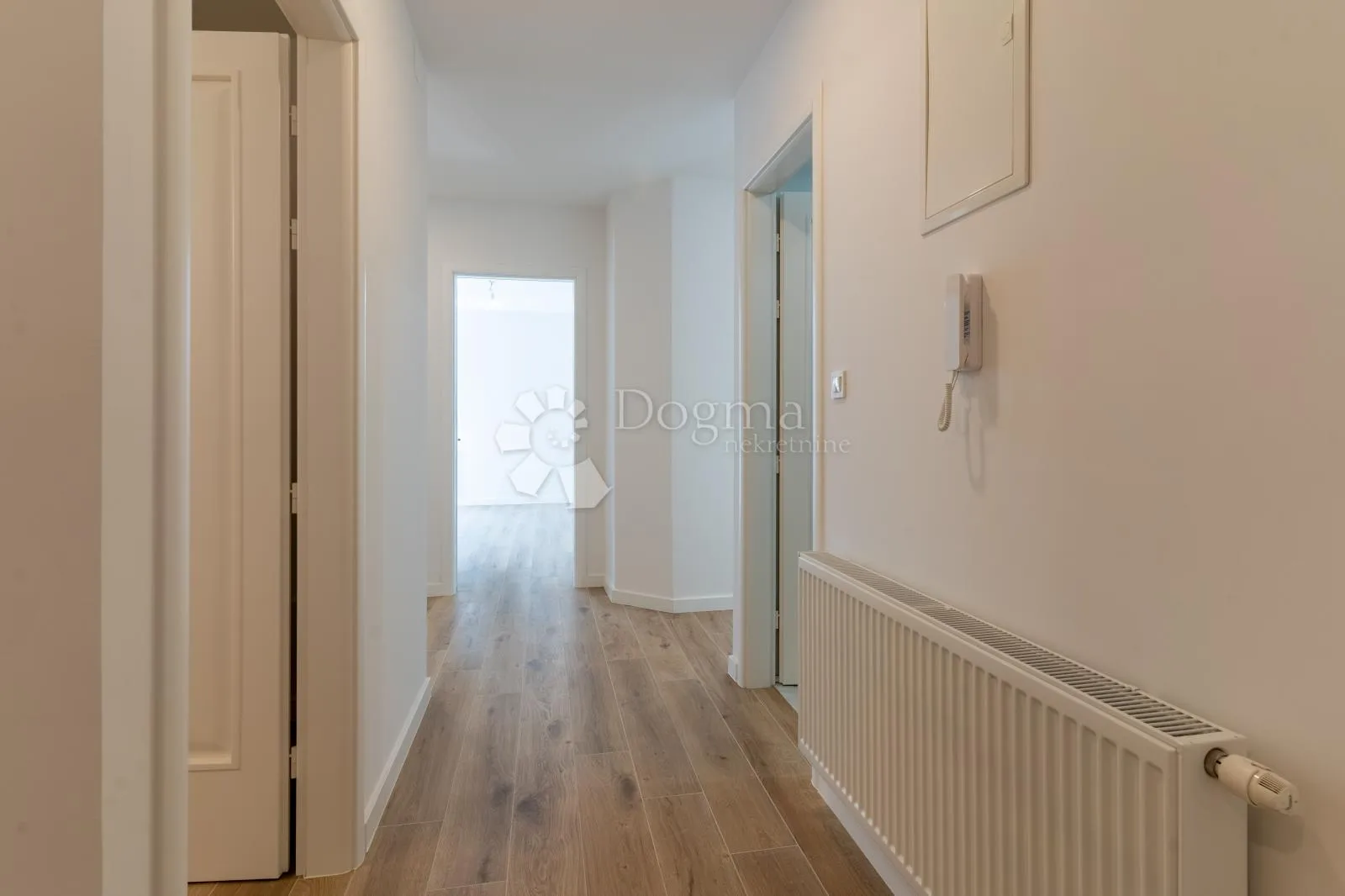 novoadaptiran (2026) 4s stan 110m2 na vrhunskoj lokaciji donji grad - slika 12