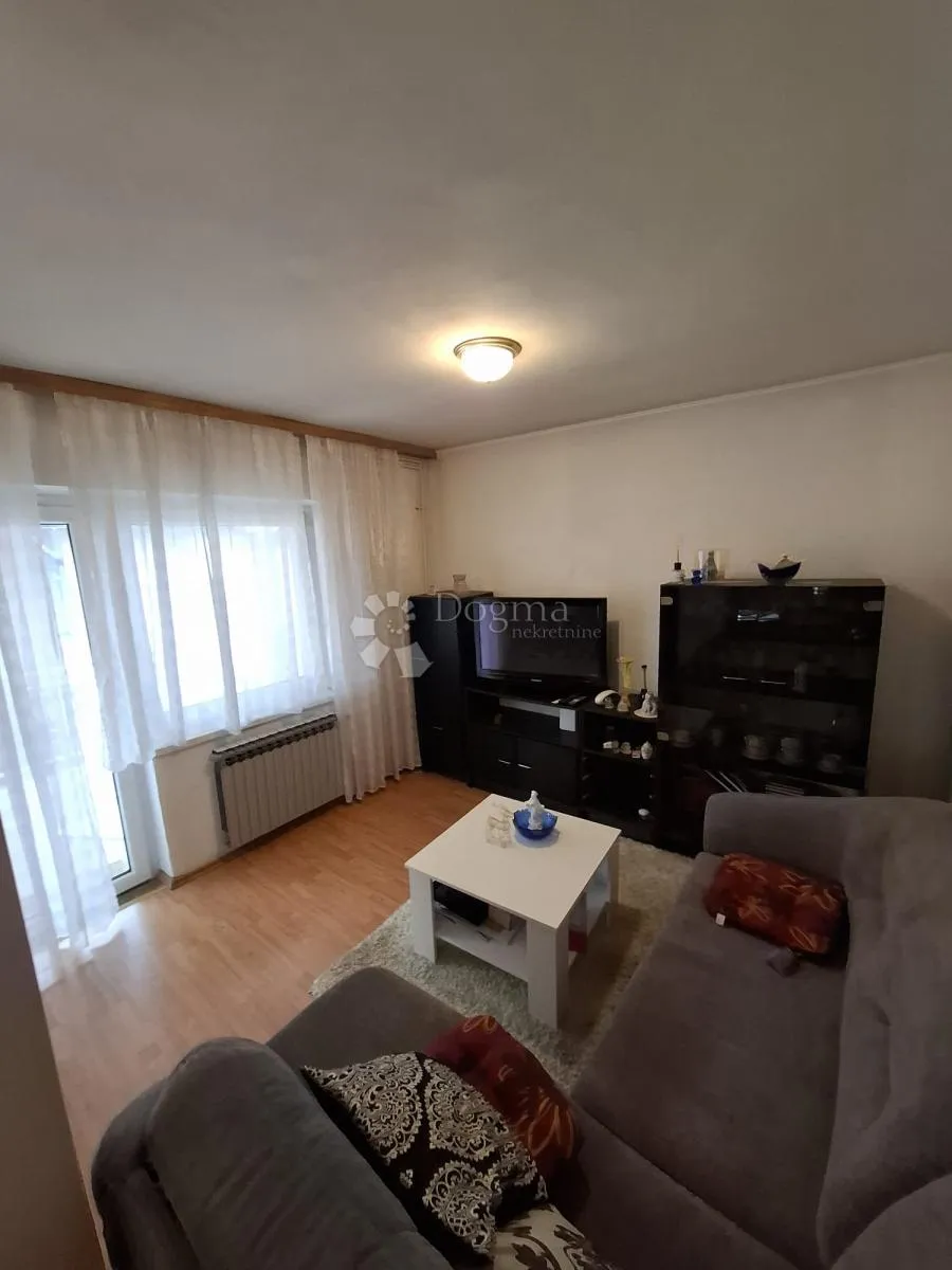 obiteljski dom s dvorištem i garažom – kustošija - slika 12