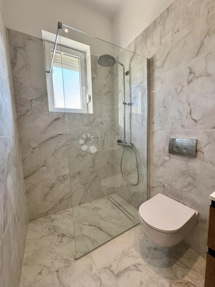 novi vinodolski - adaptiran stan 57 m² - pogled na more - slika 11