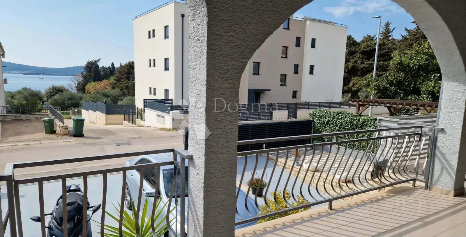kuća s 4 apartmana - drugi red od mora - slika 28
