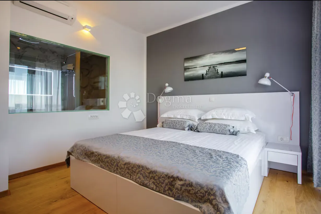 luksuzna vila s panoramskim pogledom i potpunom privatnošću u kaštelima - slika 28