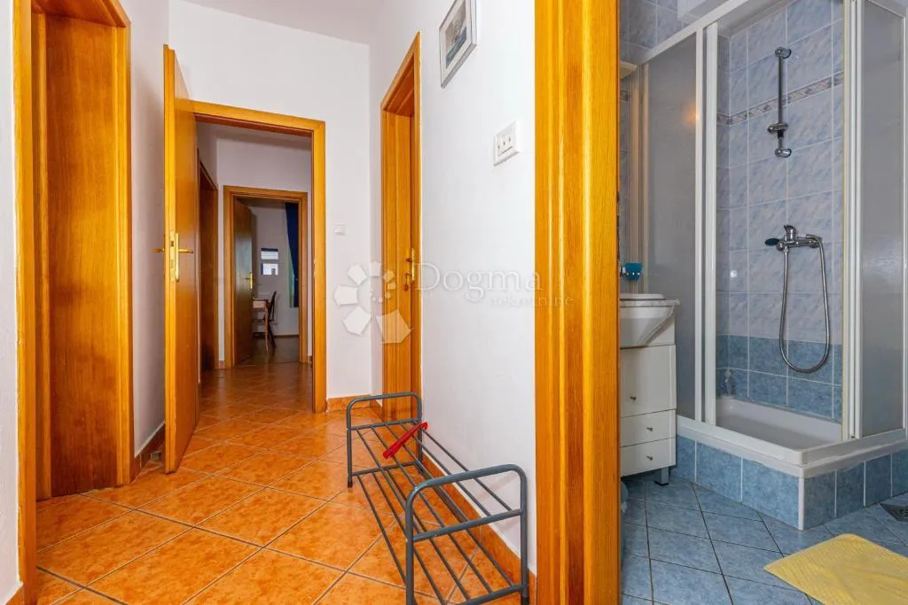 dva stana, velika terasa, pogled, blizina mora - slika 19