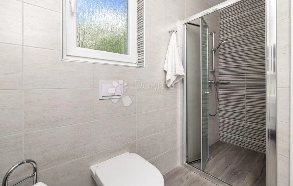 banjol-dvojna mediteranska vila s pogledom na more i bazenima - slika 41