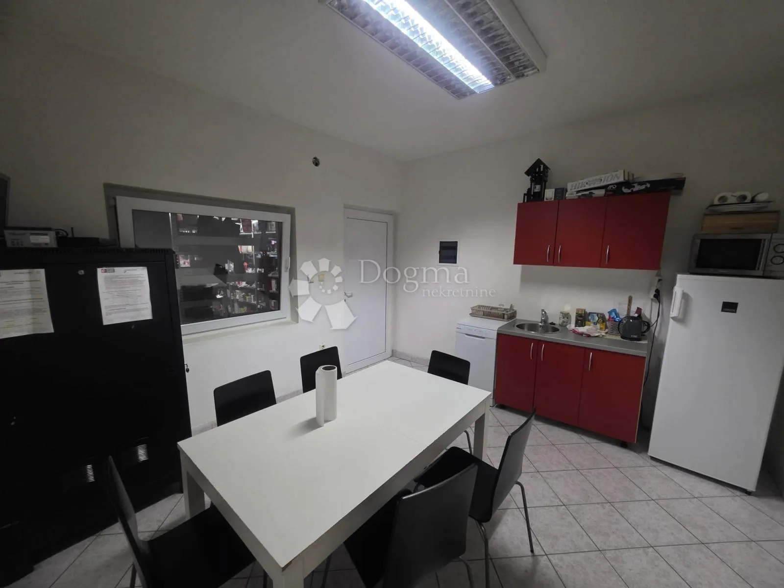 funkcionalan poslovni prostor s velikim parkiralištem i uredima – 670 m² - slika 11