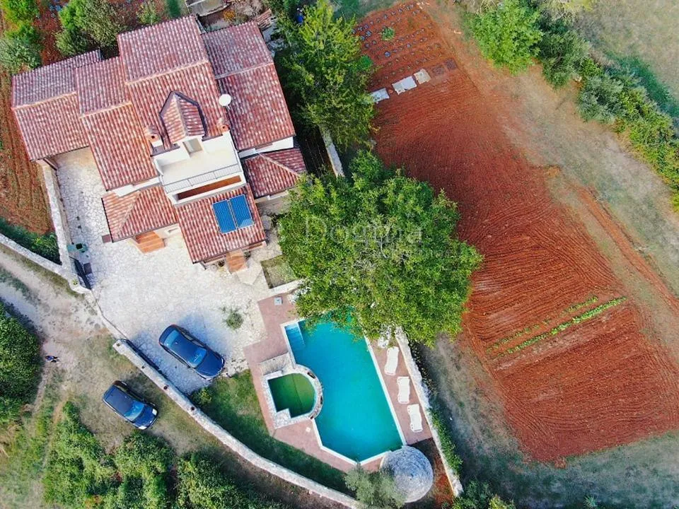 prekrasna vila sa jedinstvenim kažun bazenom - slika 35