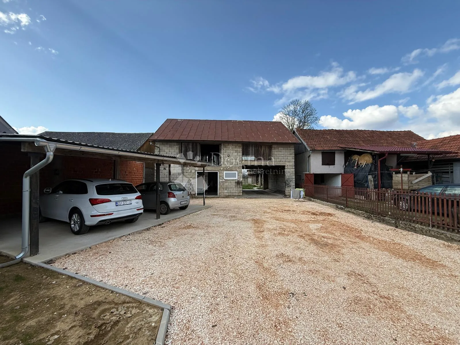 kuća s 2 stana 2 pomoćna objekta i 3000 m2 vrta - slika 20