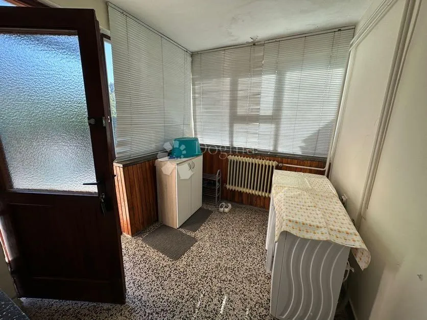 centar grada, kuća, 2 pomoćna objekta, plus 2000m2 građevinskog zemljišta - slika 3
