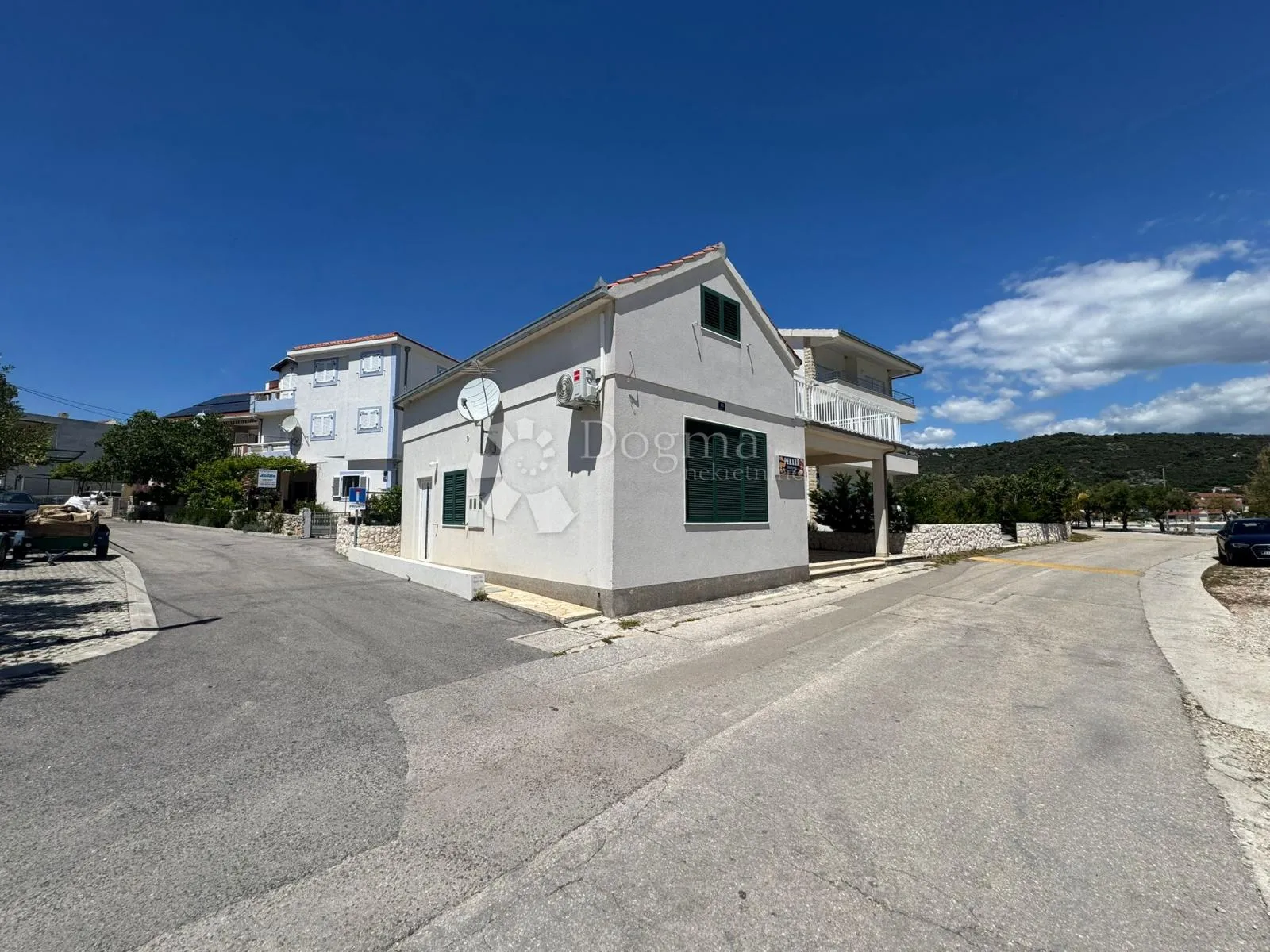 kuća s 3 apartmana i poslovnim prostorom vinišće - slika 6