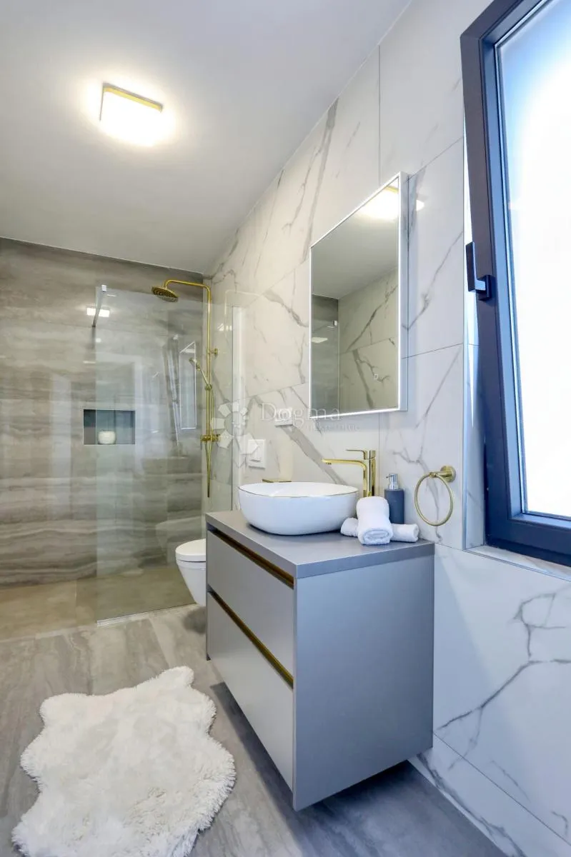 prodaje se moderna vila sa bazenom privlaka - slika 32