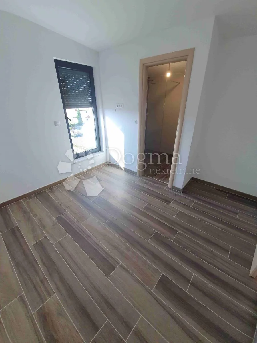 vila sa 4 apartmana, 2 bazena, 200 metara od mora - slika 29