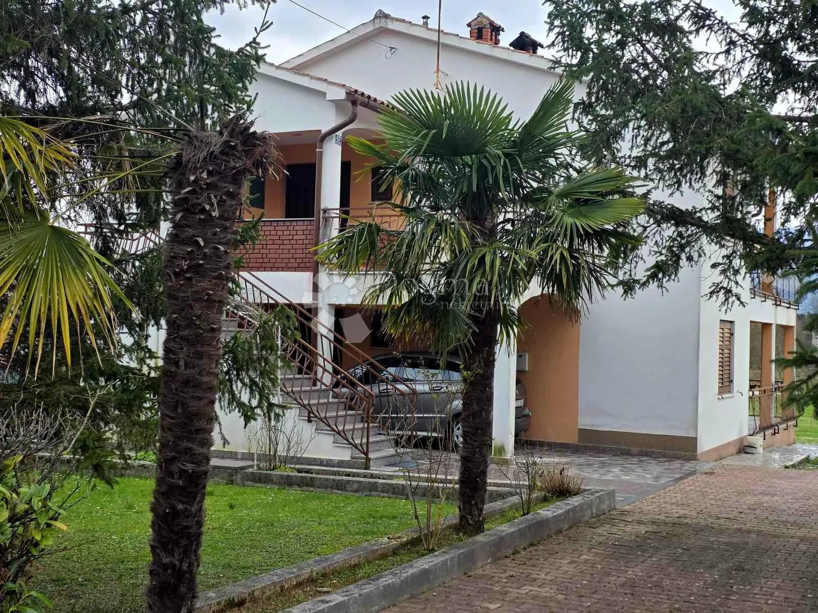 kuća s dva stana i građevinskom okućnicom 4740m2 u okolici labina - slika 4