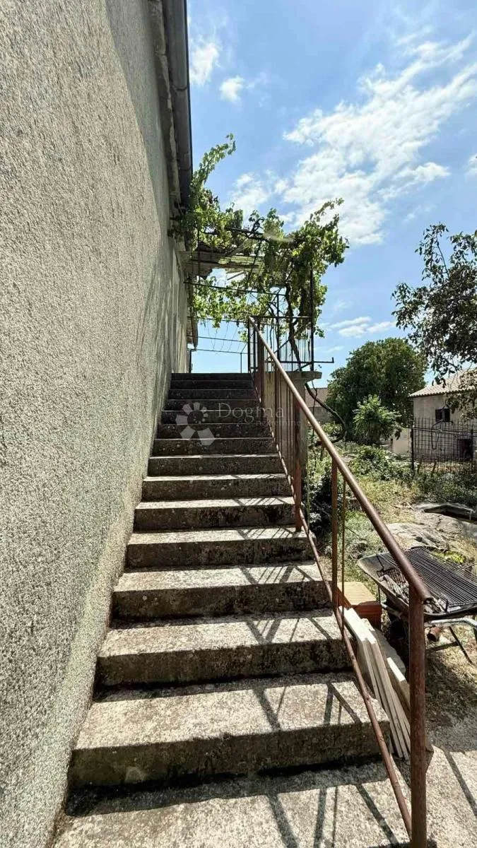 samostojeća kamena kuća za renovaciju s pogledom - slika 5