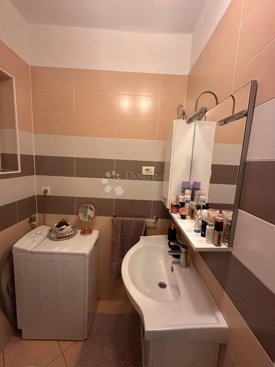 stan u centru zadra 41 m2 - slika 13