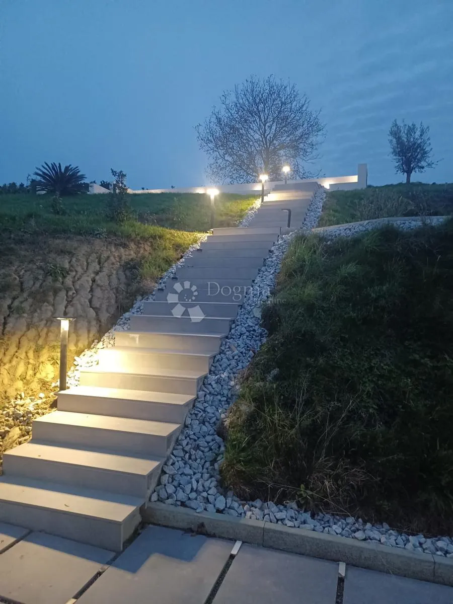 inspirirajući pogled iz bazena - slika 2