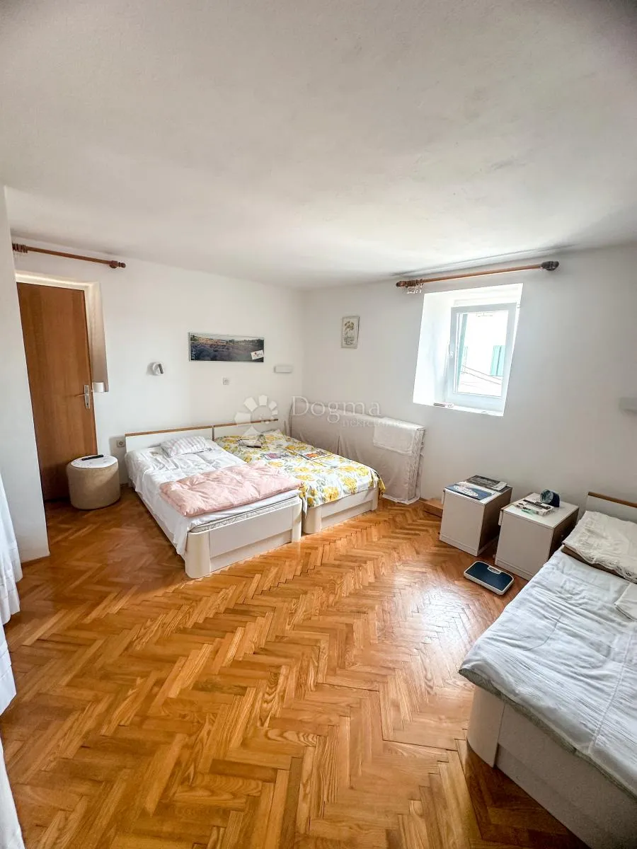 renovirana kamena kuća u srcu primoštena, 150 m2 - slika 8
