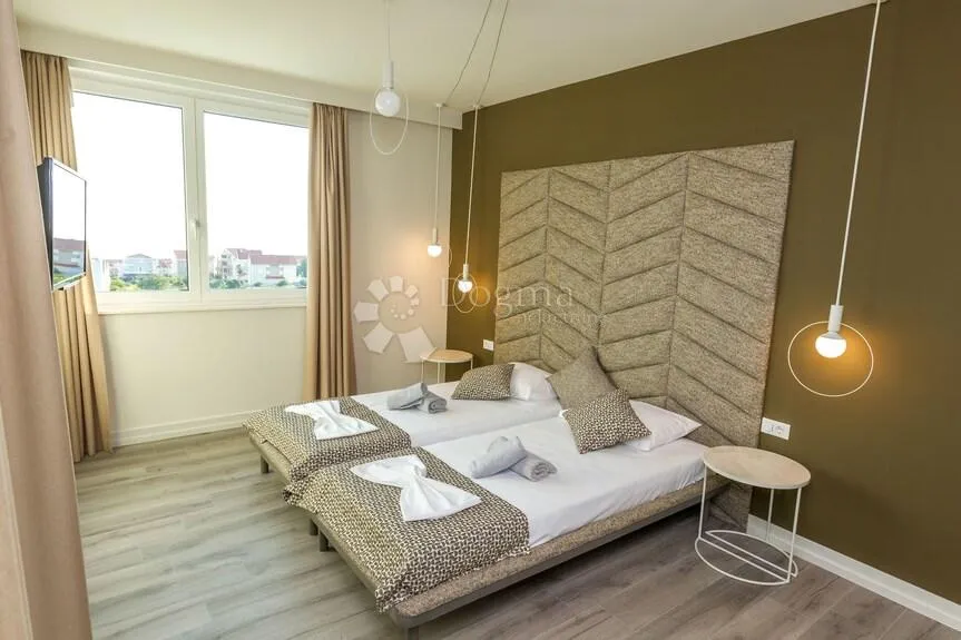 rijetkost na tržištu: luksuzna samostojeća villa s bazenom, blizu mora - slika 25