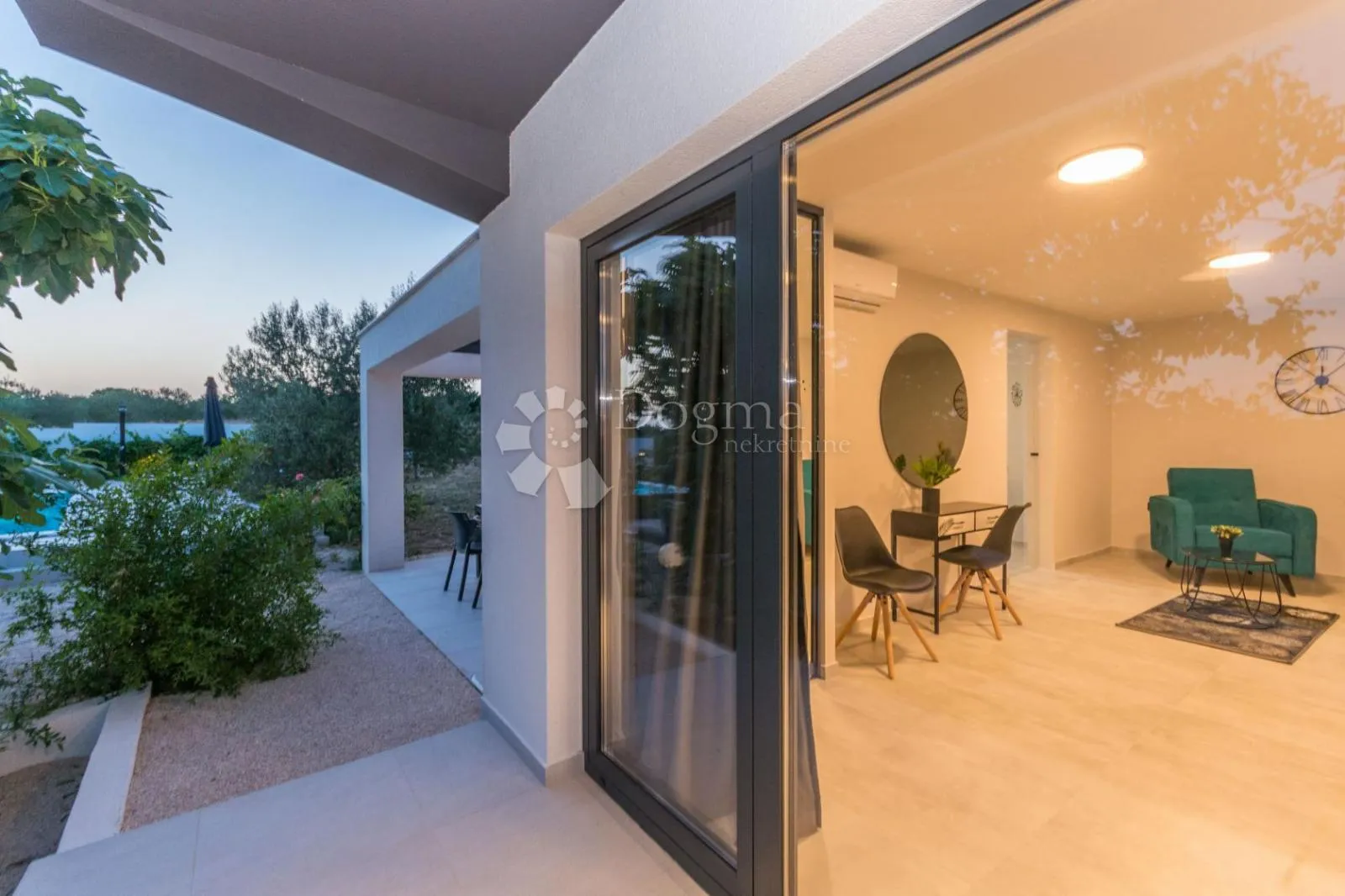 vila s bazenom i velikim maslinikom, crno - zadar! - slika 15