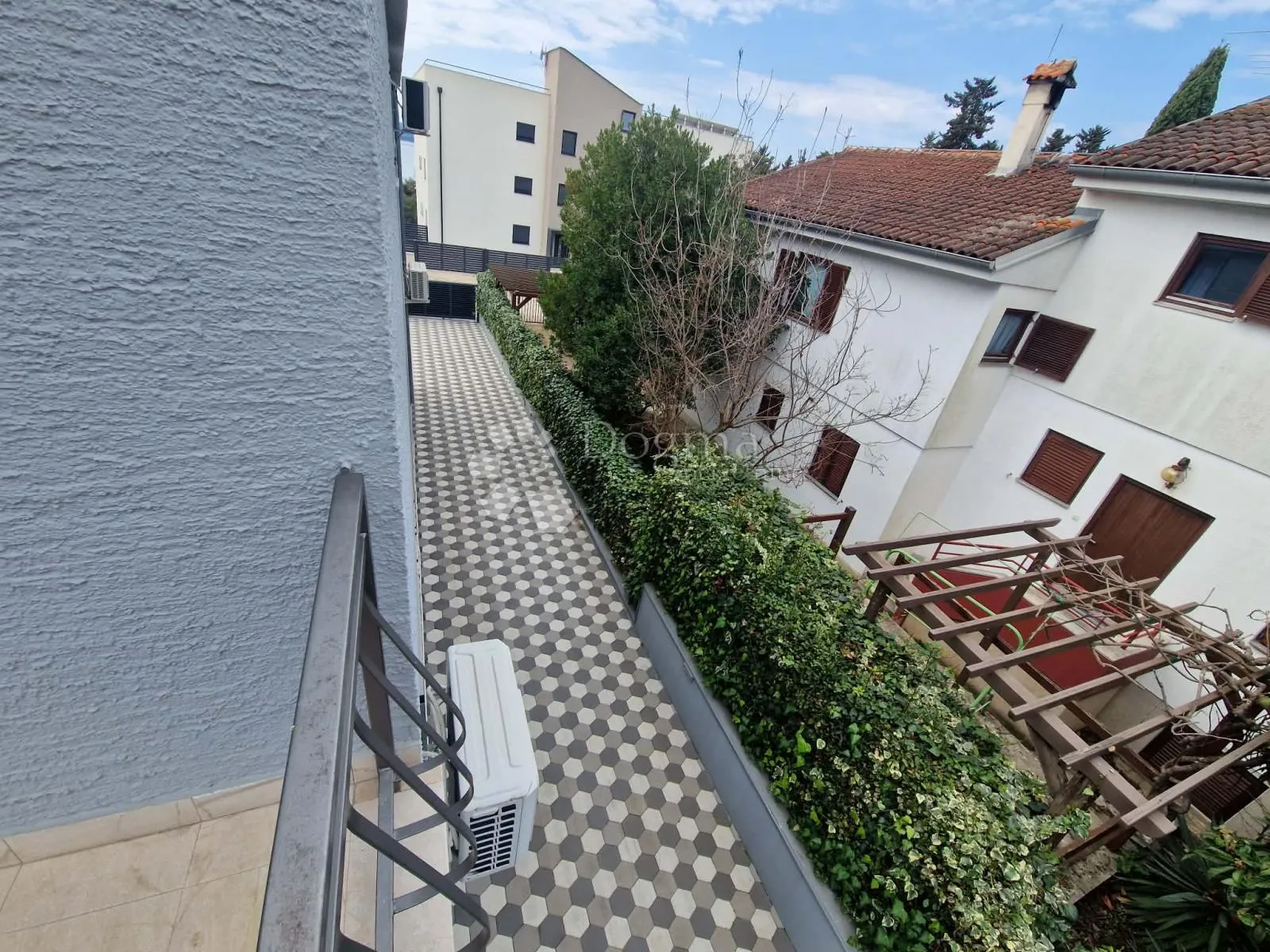 kuća s 4 apartmana - drugi red od mora - slika 88