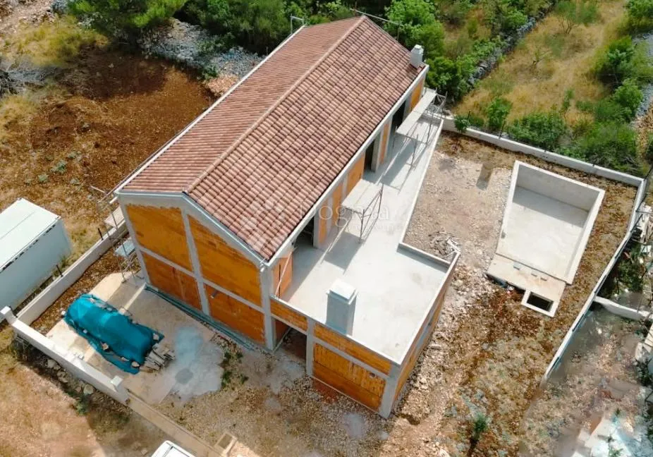 vila s bazenom u zelenoj oazi - slika 4
