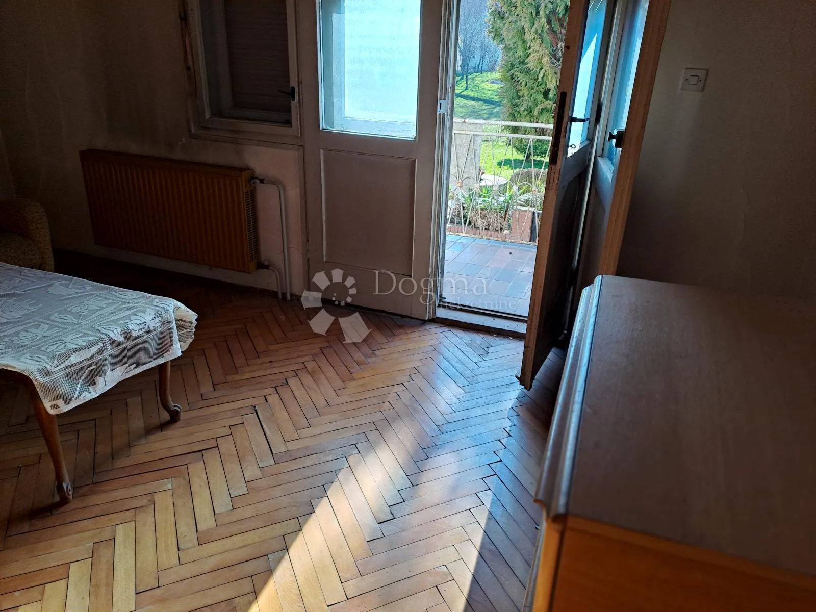 velika kuća na odličnoj lokaciji - slika 11