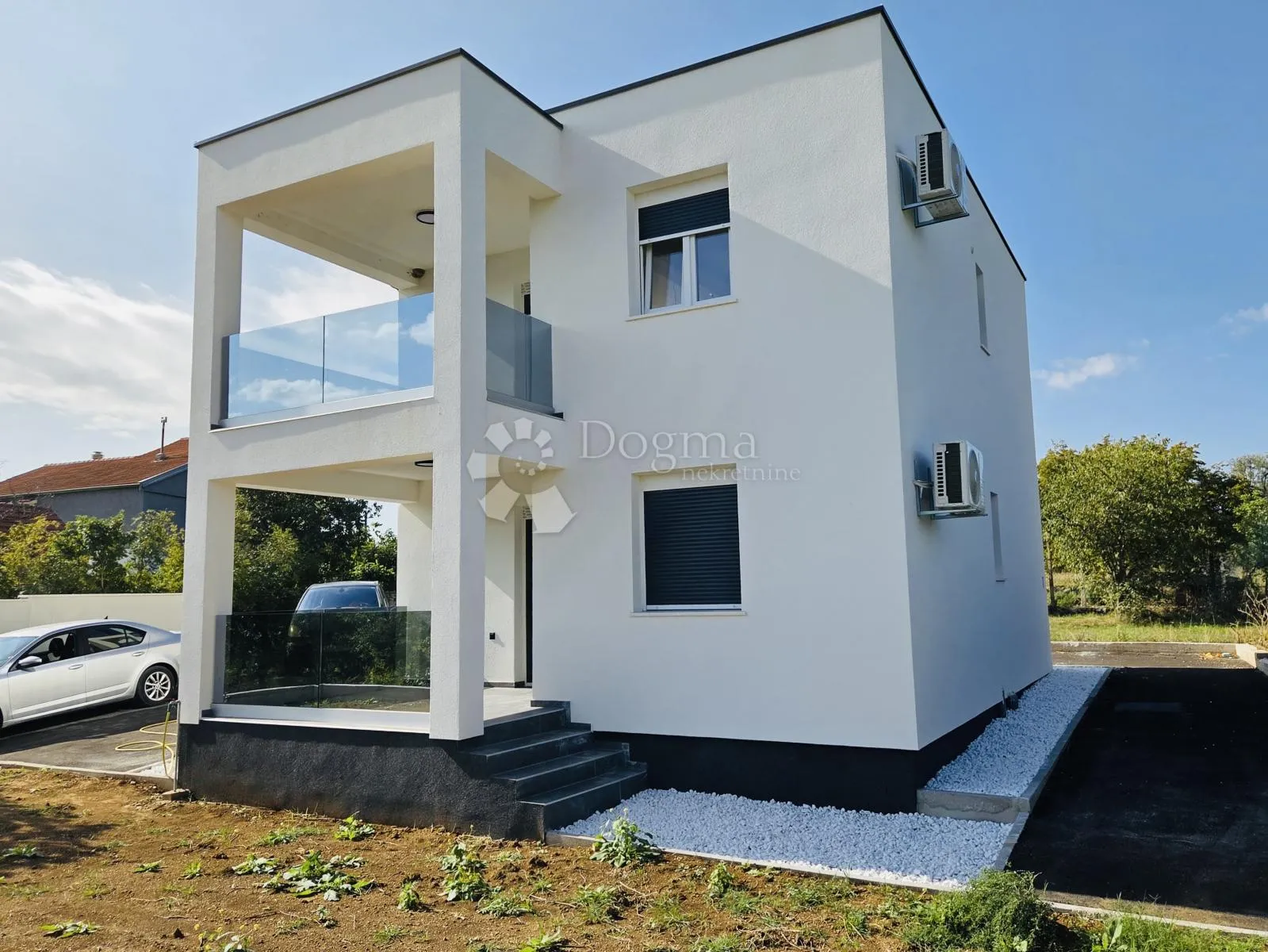 samostojeća nova vila s dva zasebna stana - novogradnja - slika 6