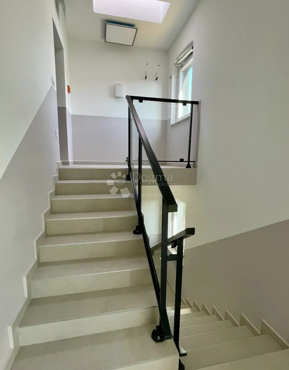 trosoban stan s pogledom na more, 50 m od mora – maslenica - slika 21