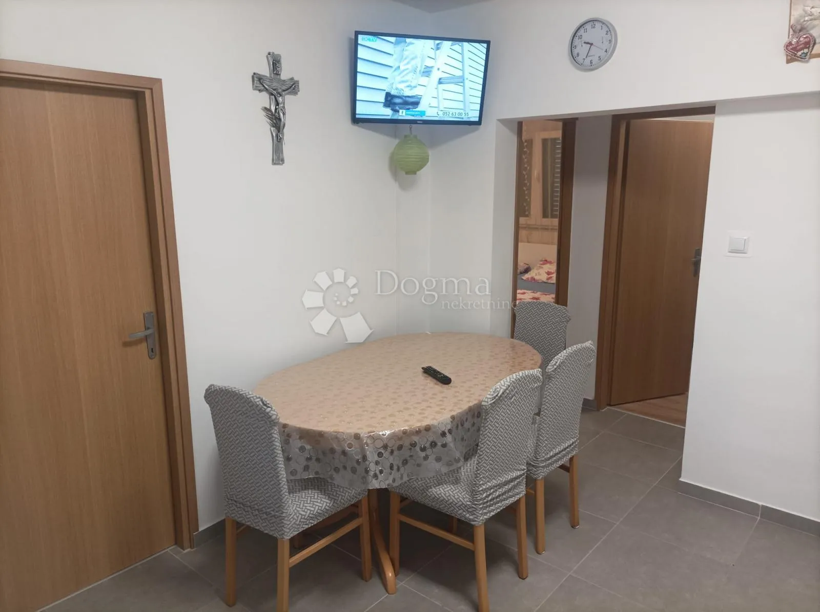 obrovac 2 apartmana 6sb + 2db ogromna okućnica - slika 9