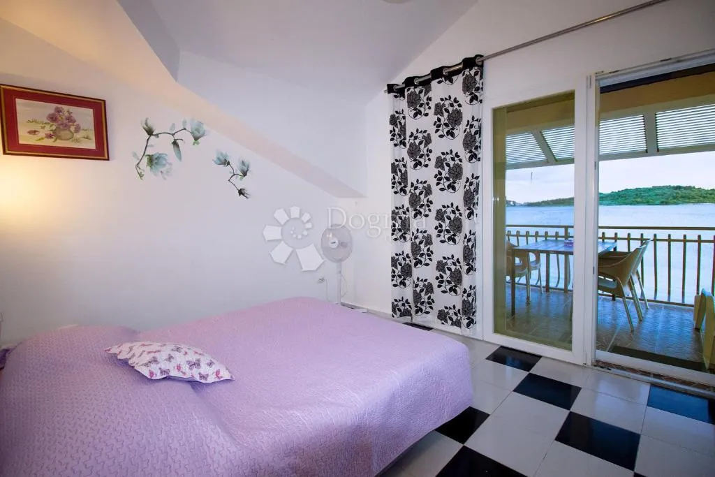 lovetovo -vodice, predivna kuća s 6 apartmana, prvi red do mora - slika 16