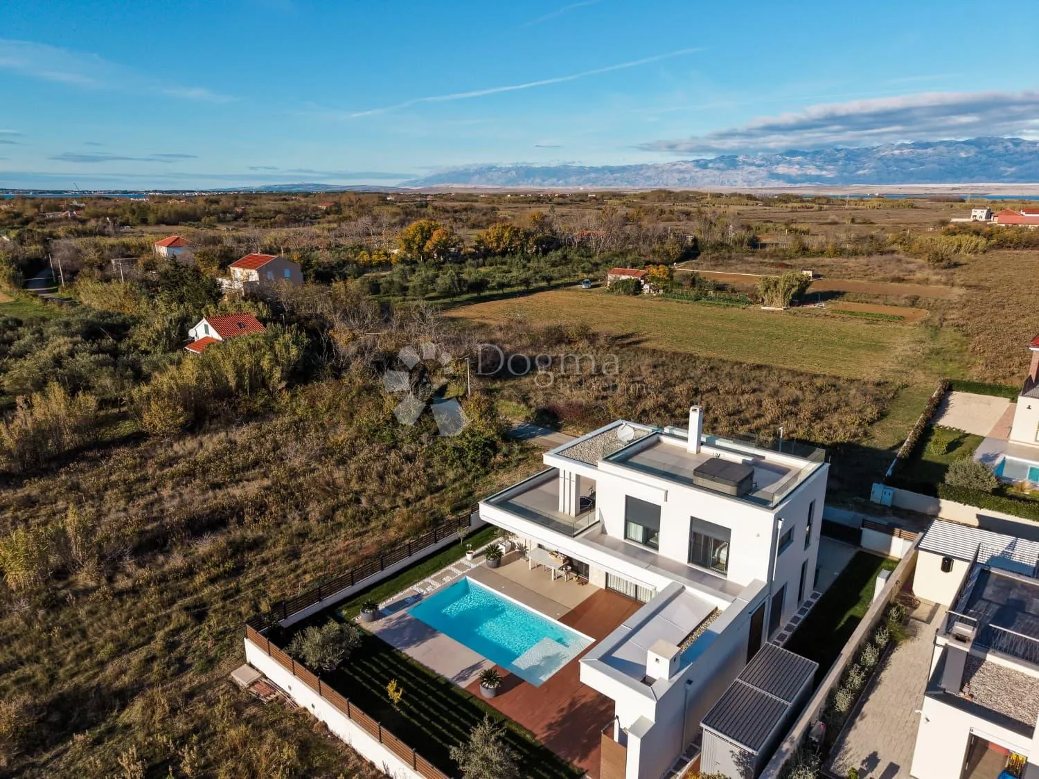 luksuzna vila u privlaci s pogledom na more i uređenim vrtom - slika 40