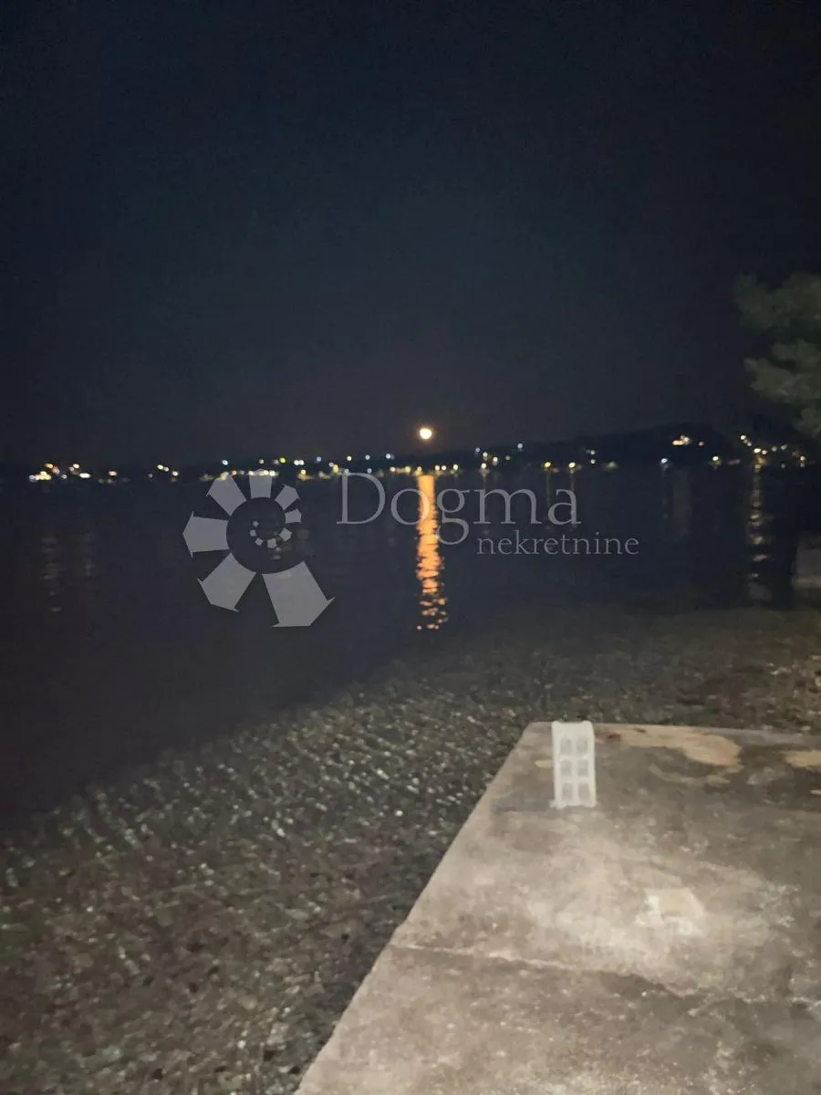 šolta-prvi red do mora, građevinska parcela 2068 m2 i kuća 10 metara do plaže - slika 14