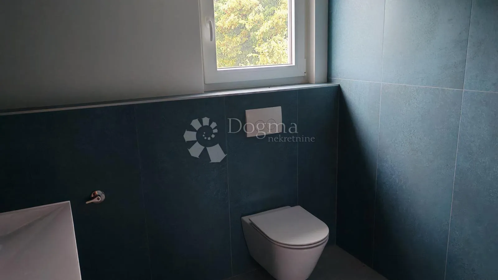 kuća sa tri zasebna stana - slika 23