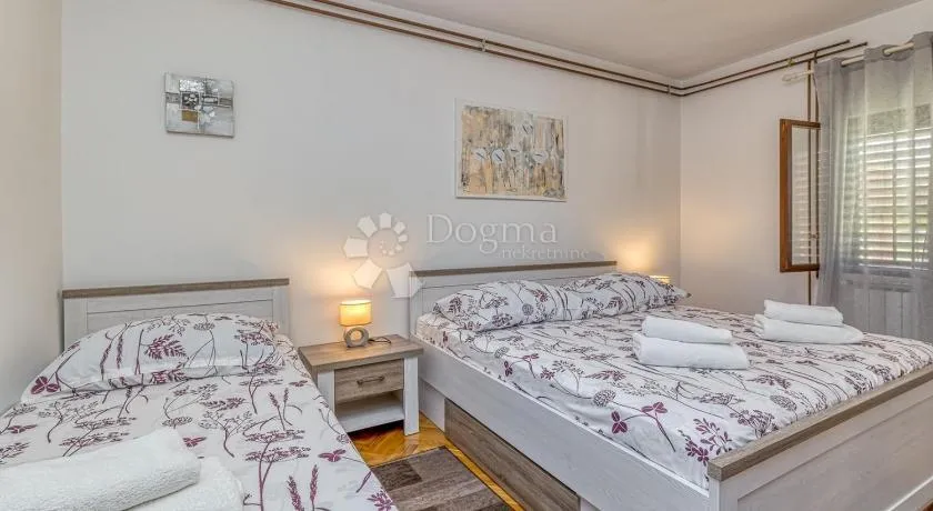samostojeća kuća s dva stana i bazenom-loborika - slika 33