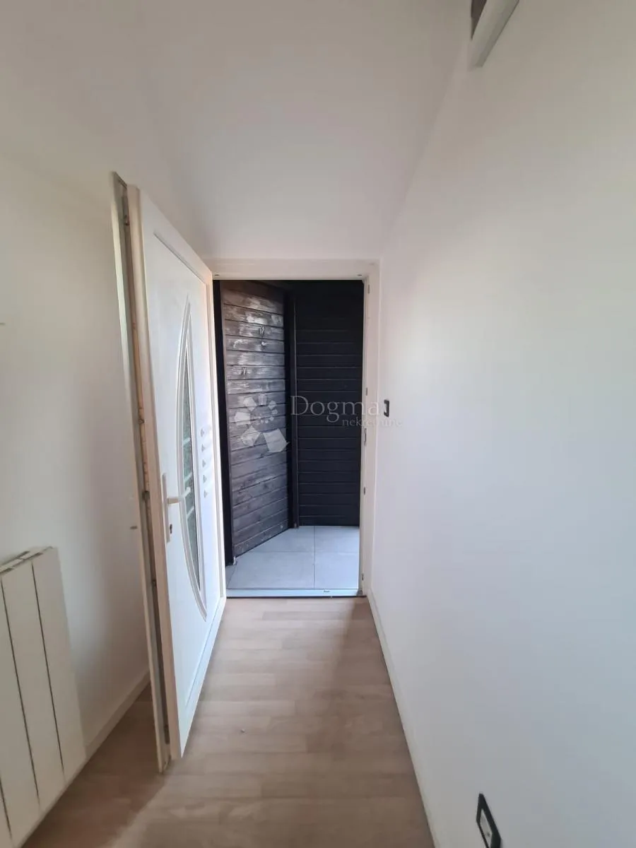 stan s osjećajem kuće – privatni vrt 49 m², terasa i panoramski pogled, mikulići - slika 11