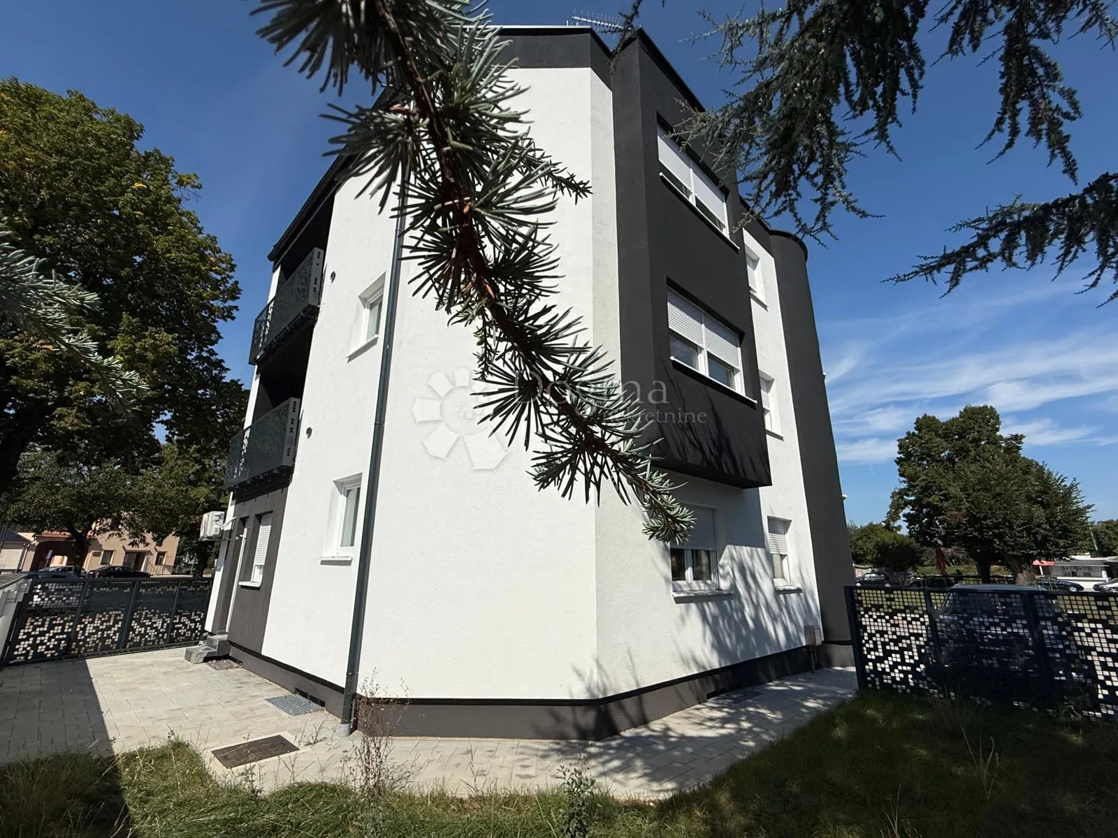 novi trosobni stan sa dvorištem - slika 1
