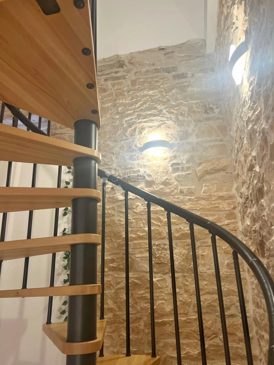 predivna kamena kuća sa bazenom i okućnicom - slika 18